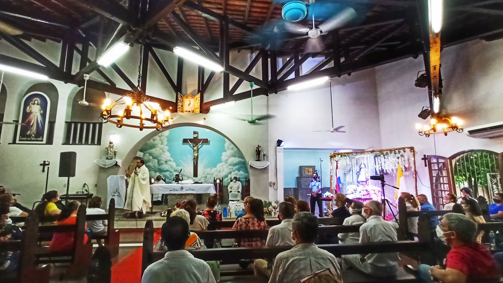 El Cura Párroco Victor Cabañas, ofició la misa en la Parroquia Virgen de la Merced durante la visita de la Virgen de Caacupé