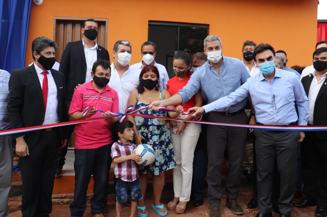 En la inauguración acompañaron al Presidente Mario Abdo Benítez, el gobernador de Central Hugo Javier González,  el Director de Itaipú Federico González, el titular de Sinafocal Alfredo Mongelos, entre otros.