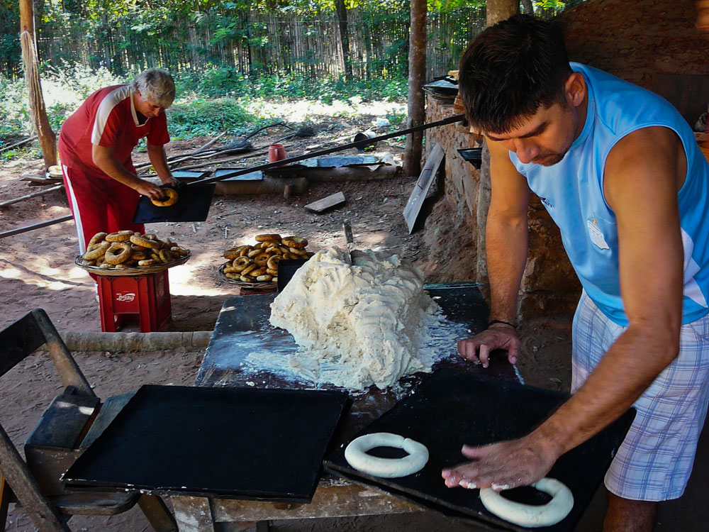 Chipa apo, hermosa actividad en familia. Tradicionalmente se realiza en Semana Santa.